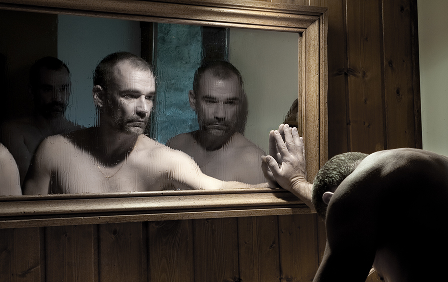 qui-ne-regardait-plus-la-glace-vignette